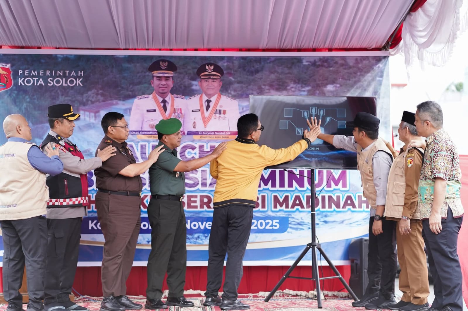  Launching Air bersih siap minum di RSUD Serambi Madinah ditandai dengan menempelkan telapak tangan kelayar monitor oleh Wali Kota Solok Ramadhani Kirana Putra bersama Ketua DPRD Fauzi Rusli disaksikan Wakil Wali Kota Solok Suryadi Nurdal, Projek Manager 